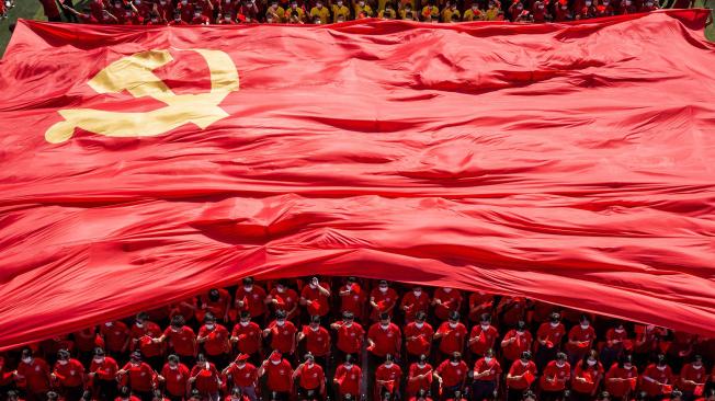 Esta foto de archivo muestra a estudiantes universitarios mostrando la bandera del Partido Comunista de China