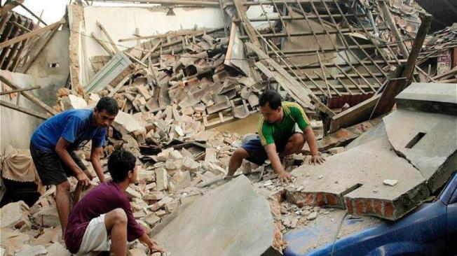 Indonesia (27 de mayo del 2006). Un sismo de 6,2 en la escala de Richter dejó más de 6.000 muertos y más de un millón y medio de desplazados en la región de Yogyakarta, al sur de la isla de Java.