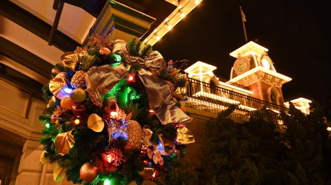 Main Street, U.S.A. está engalanada para las fiestas con una decoración de temporada alegre y comida y bebida inspirada en las festividades en lugares selectos