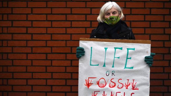 Protesta contra uso de combustibles fósiles en Glasgow.