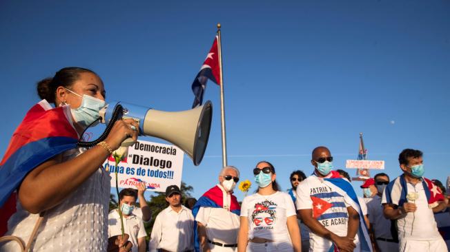 Un grupo de cubanos residentes en República Dominicana protestó contra el gobierno cubano, en Santo Domingo.