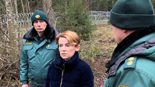 La ministra de Interior de Letonia, Marija Golubeva, muestra a la prensa la valla provisional levantada en su frontera con Bielorrusia y que será reemplazada en 2022 por una permanente para evitar los cruces irregulares de inmigrantes.