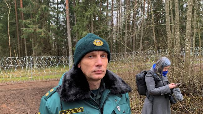 Juris Kusins, subdirector del distrito de la frontera regional en Daugavpils, delante de la valla provisional levantada por Letonia en su frontera con Bielorrusia.