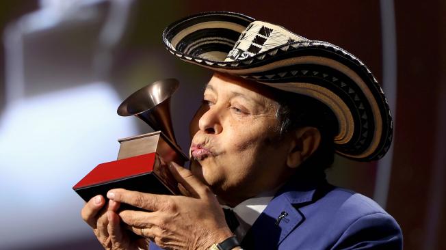 Egidio Cuadrado al recibir el premio del Consejo Directivo de la Academia del Grammy Latino.