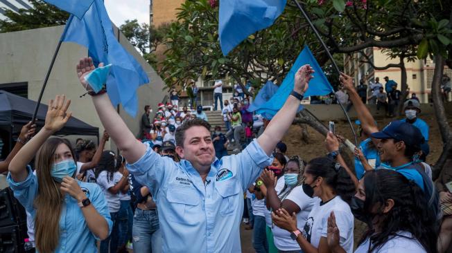 El candidato a la alcaldía del Municipio Chacao de Caracas, Gustavo Duque, participa en el cierre de campaña.