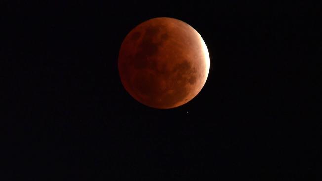 El eclipse, en cuya fase más fuerte se oscureció el 99,1 por ciento de la superficie visible de la Luna, también fue apreciado desde algunas zonas del noreste de Asia, Polinesia y el este de Australia, como Brisbane. Foto: EFE/EPA/DARREN ENGLAND