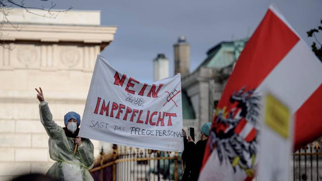 Cientos de personas se manifiestan en contra de las restricciones en Austria.