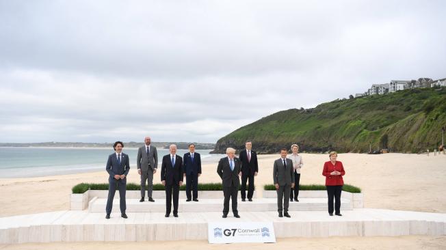 El primer ministro británico, Boris Johnson (centro), posa con los líderes del G7: Joe Biden, Justin Trudeau, Emmanuel Macron , Angela Merkel, Mario Draghi, Yoshihide Suga, Ursula von der Leyen y Charles Michel