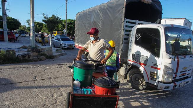 Julio bollo, vendedor de bollos en el norte de Barranquilla.