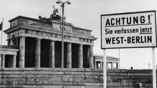 El Muro de Berlín dividía a la  República Federal de Alemania (RFA) y la República Democrática Alemana (RDA).