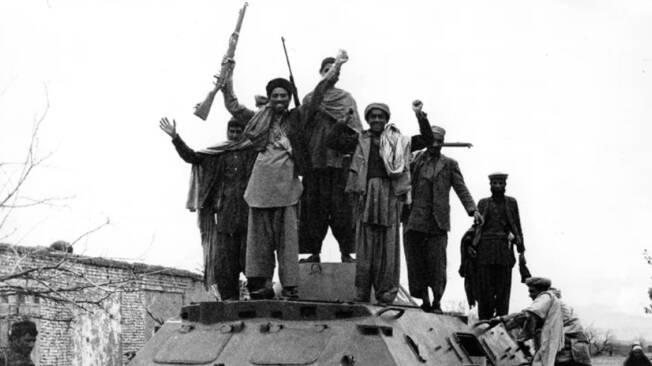 La URSS se vio obligada a retirarse de Afganistán, habiendo sufrido una de sus mayores derrotas.