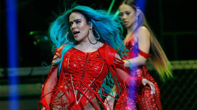 La colombiana Karol G actúa la noche del sábado en el primero de sus dos conciertos en el gran escenario del Coliseo de Puerto Rico en San Juan con un lleno total.