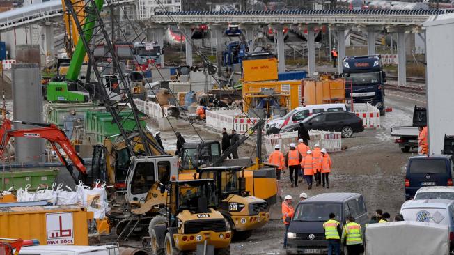 Bomberos y policías trabajan en el lugar de la explosión de una bomba cerca de la estación principal de trenes de Múnich, en el sur de Alemania, el 1 de diciembre de 2021.
