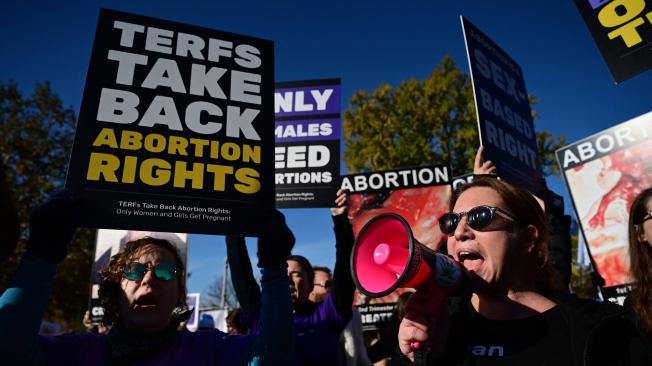 Activistas en favor del aborto y en contra se reunieron este miércoles a las afueras de la Corte Suprema de Justicia de EE. UU.