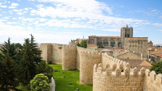 La impresionante muralla que rodea a Ávila, en España.