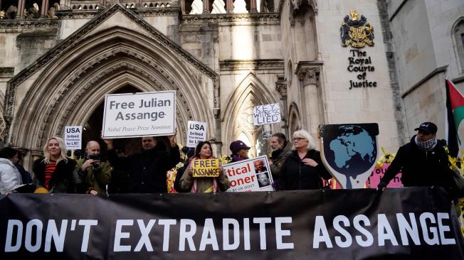 Seguidores de Julian Assange protestando en Londres.