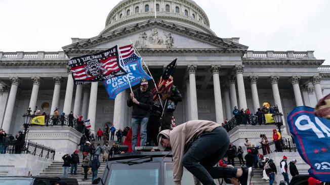 El 6 de enero de 2021, partidarios del presidente de los Estados Unidos, Donald Trump, protestan frente al Capitolio de los Estados Unidos en Washington, DC.