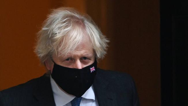 El primer ministro británico Boris Johnson sale del número 10 de Downing Street para las preguntas de los primeros ministros en el parlamento en Londres, Gran Bretaña, el 15 de diciembre de 2021.