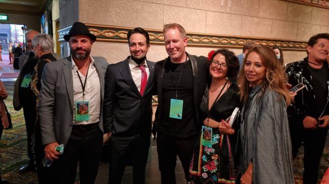 Alejandra Espinosa con los productores y directores de Encanto.