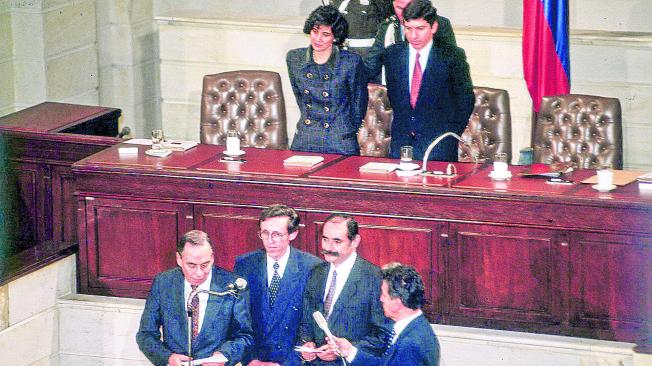 Los tres presidentes de la Asamblea Constituyente del 91: Álvaro Gómez Hurtado (izquierda), Antonio Navarro Wolff (centro) y Horacio Serpa (derecha). Al fondo, el presidente César Gaviria y la primera dama, Ana Milena