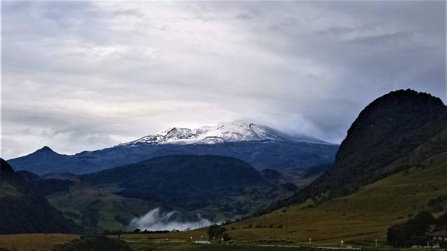 El volcán Nevado del Ruiz visto desde el Alto de Letras, límites entre Caldas y Tolima.