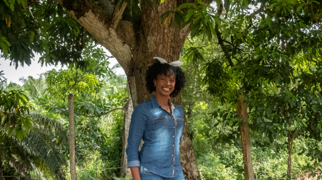 Luz Nellis bajo la sombra del árbol de mango donde comenzaron las clases, en 2008, después de haber conseguido un terreno para trasladar el colegio, ante la violencia.