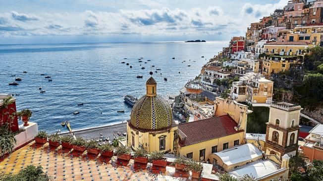 Vista panorámica de Positano, pueblo mediterráneo en la costa de Amalfi en Campania (Italia).