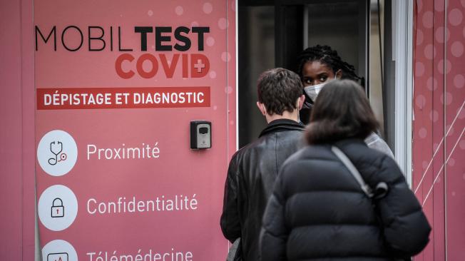 Los pacientes esperan ser evaluados para el coronavirus en París, Francia, el 23 de diciembre de 2021.