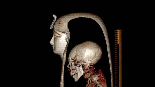 Amenhotep I permanece oculto bajo su arreglo funerario.