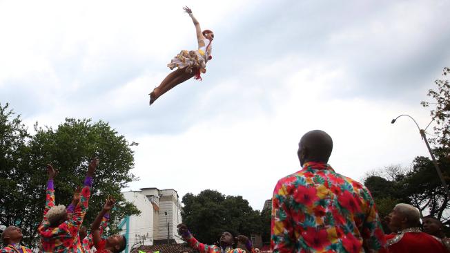 Bailarinas que volaron por los cielos a través de movimientos acrobáticos, causaron asombro entre los asistentes al Salsódromo de la Feria de Cali.