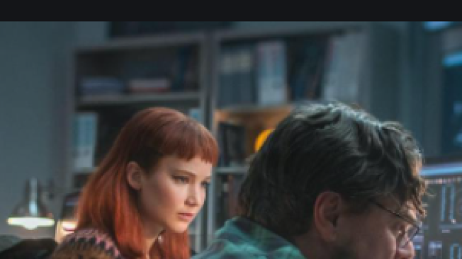 Jennifer Lwrence y Leonardo Di Caprio en la película 'No Mires Arriba'.