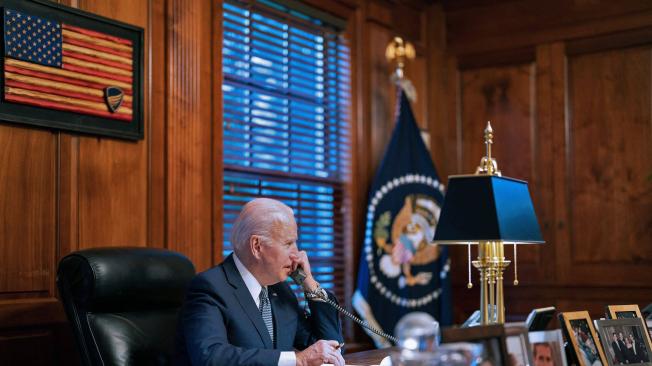 El presidente estadounidense Joe Biden habla por teléfono con su homólogo ruso Vladimir Putin sobre las soluciones diplomáticas a las crecientes tensiones entre Rusia y Occidente sobre Ucrania, en Wilmington, Delaware, Estados Unidos.