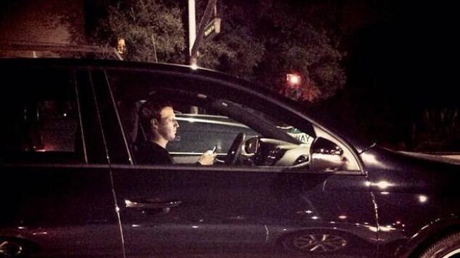 Mark Zuckerberg en su Volkswagen Gol. La foto fue tomada por un transeúnte que lo sorprendió viendo su celular mientras manejaba.