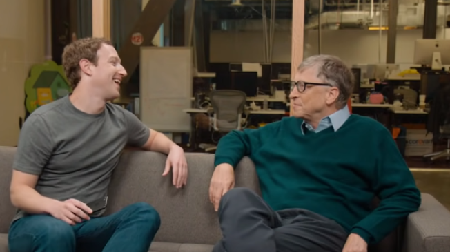 Mark zuckerberg y Bill Gates en conversación para la Universidad de Harvard.