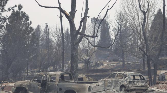 Los vehículos quemados se encuentran en medio de los restos de un vecindario después del incendio Marshall el 31 de diciembre.