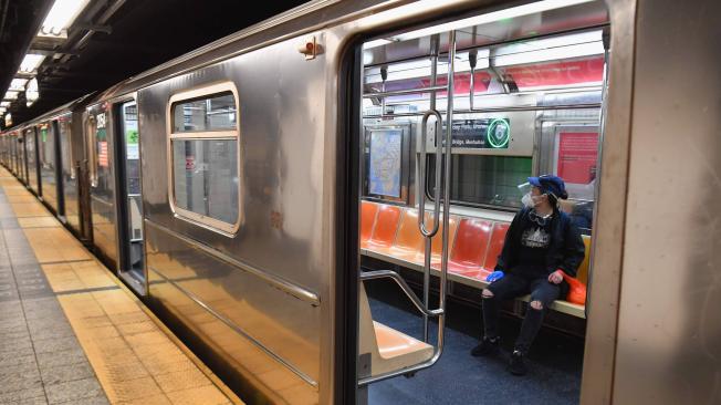 Pasajero viaja en en metro de Nueva York en una de las jornadas de aislamiento por coronavirus.