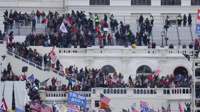 Los manifestantes pro-Trump ocupan los terrenos del frente oeste del Capitolio de los EE. UU., incluido el escenario inaugural y los miradores, en Washington, DC, EE. UU., 6 de enero de 2021