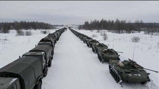 Militares rusos preparándose para abordar un vuelo militar para asistir a la operación de mantenimiento de la paz 'CSTO' en Kazajstán, en el aeropuerto Chkalovsky en la región de Moscú, Rusia , 6 de enero de 2022.