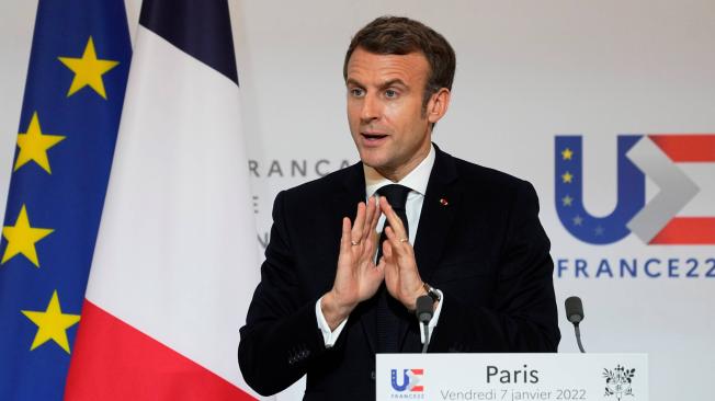 El presidente francés, Emmanuel Macron, habla durante una conferencia de prensa conjunta con la presidenta de la Comisión Europea, Ursula von der Leyen, después de una reunión en el Palacio del Elíseo en París, Francia, el 7 de enero de 2022.