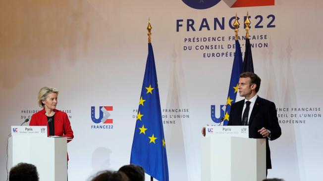 El presidente francés, Emmanuel Macron (der.), y la presidenta de la Comisión Europea, Ursula von der Leyen (izq.), asisten a una conferencia de prensa después de una reunión en el Palacio del Elíseo en París, Francia, el 7 de enero de 2022.