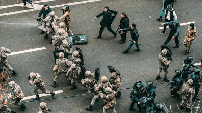 Manifestantes chocan con policías kazajos durante una manifestación por un aumento en los precios de la energía en Almaty, Kazajstán, el 5 de enero de 2022.