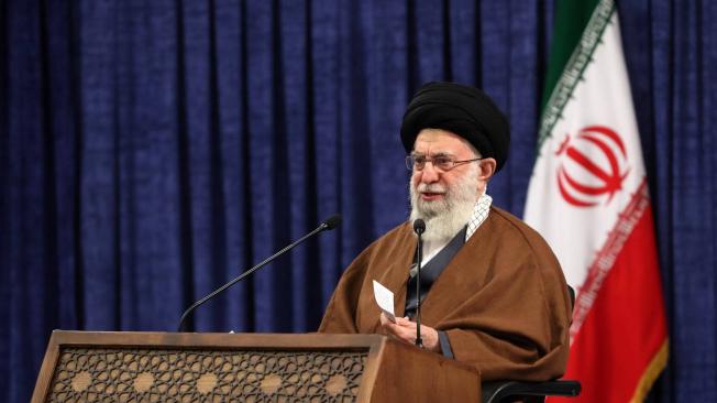 El líder supremo Ayatollah Ali Khamenei llega a una videoconferencia.