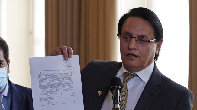 El asambleísta Fernando Villavicencio durante su presentación del informe en la Casa de Nariño.