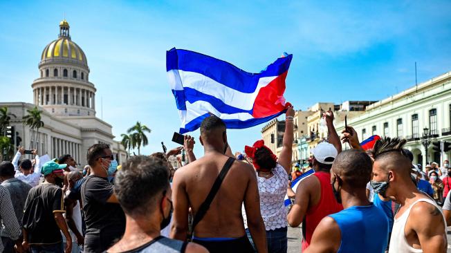 En esta foto de archivo tomada el 11 de julio de 2021, se ve a cubanos frente al Capitolio de La Habana durante una manifestación contra el gobierno del presidente cubano Miguel Díaz-Canel, en La Habana.