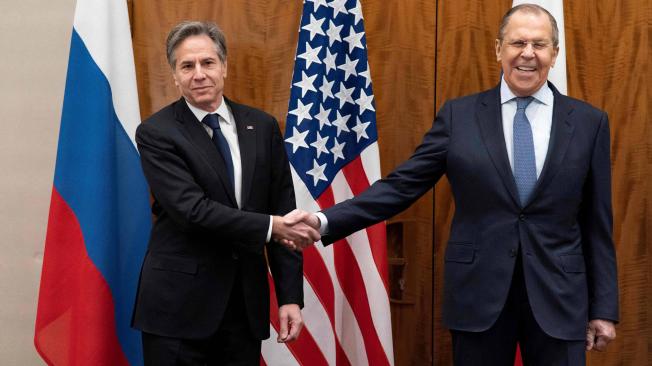 El Secretario de Estado de los Estados Unidos, Antony Blinken (L), y el Ministro de Relaciones Exteriores de Rusia, Sergey Lavrov, se dan la mano antes de su reunión el 21 de enero de 2022 en Ginebra, Suiza.