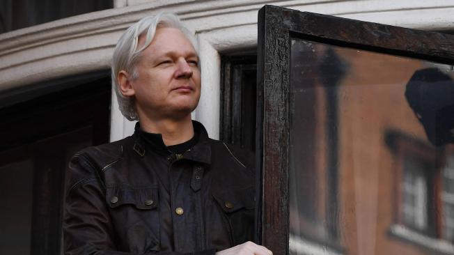 En esta foto de archivo tomada el 19 de mayo de 2017, el fundador de Wikileaks, Julian Assange, habla en el balcón de la Embajada de Ecuador en Londres.