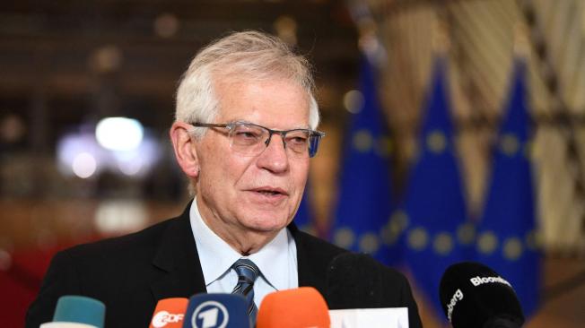 Unión Europea para Asuntos Exteriores y Política de Seguridad Josep Borrell responde a las preguntas de los periodistas antes de una reunión del Consejo de Asuntos Exteriores en la sede de la UE en Bruselas el 24 de enero de 2022.