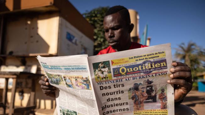 Un hombre un periódico con el titular sobre el motín en Uagadugú el 24 de enero de 2022.