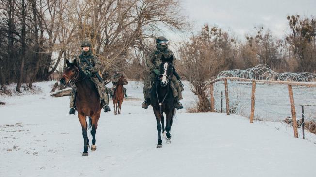 Patrulla a caballo de la 2ª Brigada de Defensa Territorial de Lublin en la frontera con Bielorrusia en Wlodawa, Polonia, el 22 de enero de 2022.