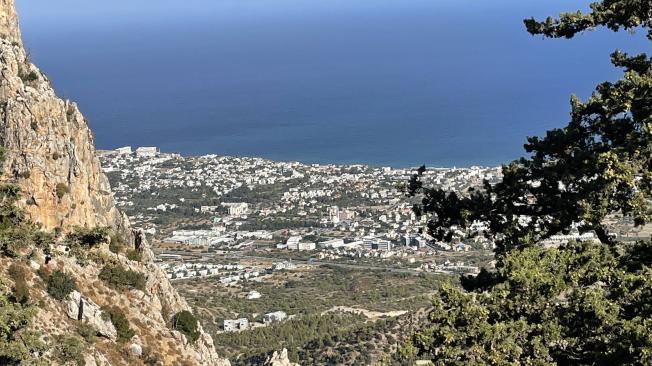 Vista del mar Mediterráneo desde el Castillo de San Hilarión.